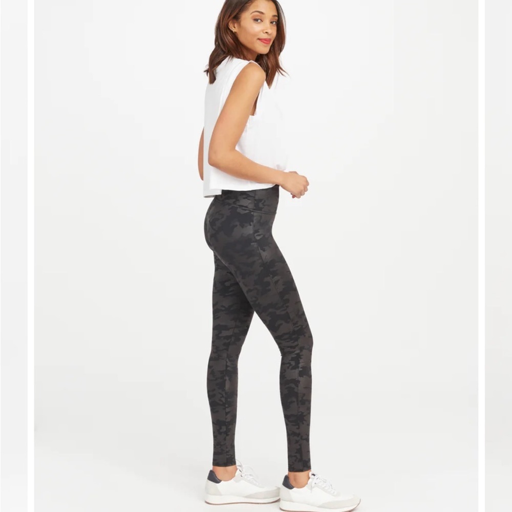 SPANX Faux Leather Camo Leggings small - new - Picture 3 of 8